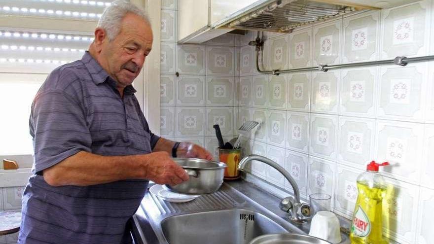 Una persona mayor, en su domicilio. // Efrén Rodríguez