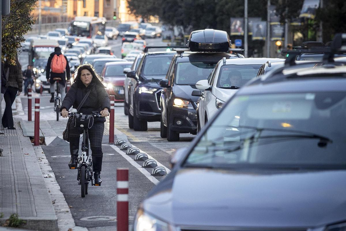 El carril bici de Via Augusta, en sentido mar, poco después del cruce con Vergós, en 12 de marzo