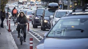 El carril bici de Via Augusta, en sentido mar, poco después del cruce con Vergós, en 12 de marzo