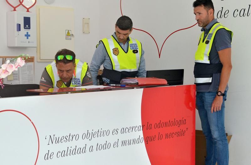 19/07/2018 LAS PALMAS DE GRAN CANARIA. Desahucio e incautación de historiales en la clínica de iDental. SANTI BLANCO  | 19/07/2018 | Fotógrafo: Santi Blanco