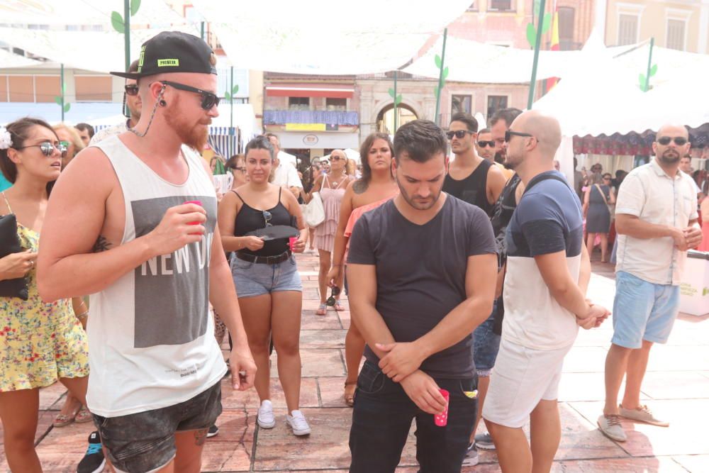 En la plaza de la Constitución, los asistentes a la Feria del Centro también han guardado un minuto de silencio