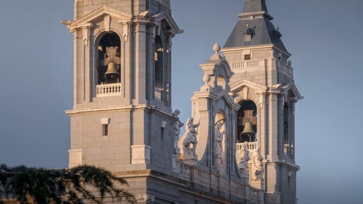 Las campanas de La Almudena suenan en homenaje al papa Francisco