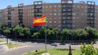 La bandera de España vuelve a ondear en Sinforiano Madroñero tras dos meses