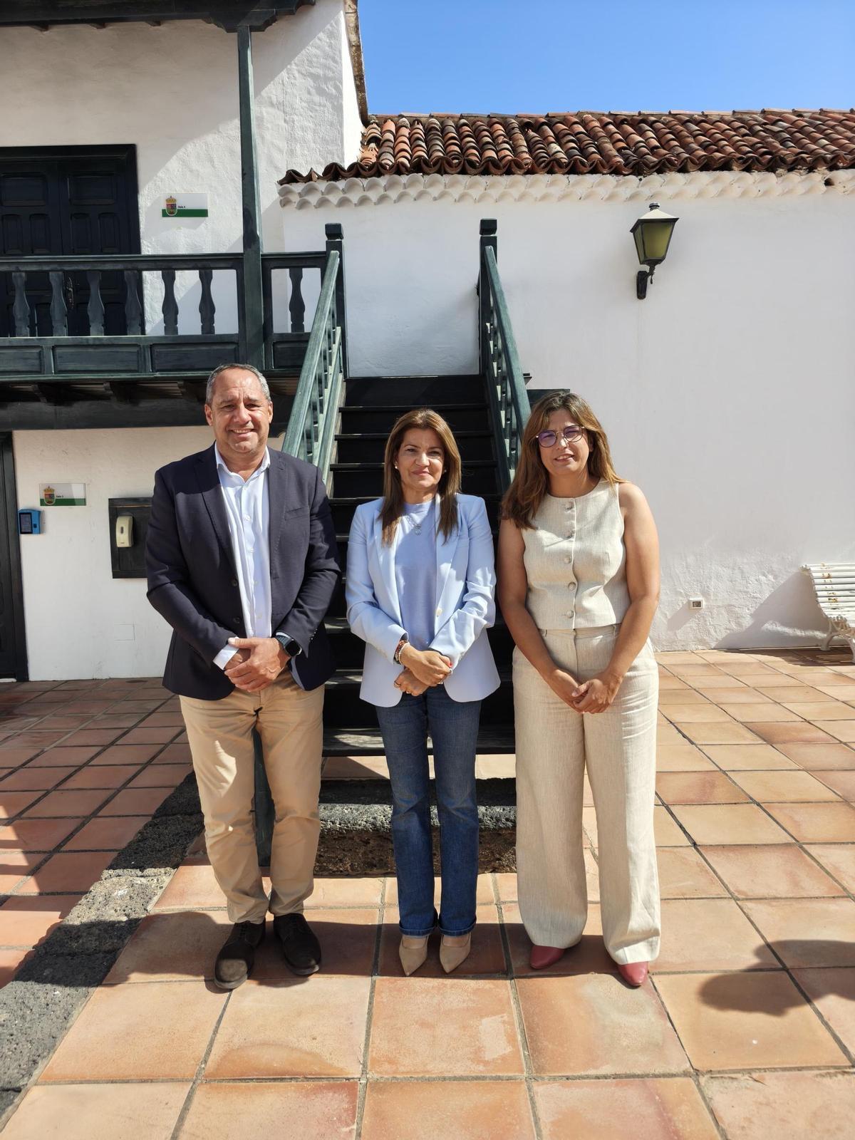 Juan Monzón, María Jesús Tovar y Lorena Tovar, en la Casa de la Cultura Benito Pérez Armas, en Yaiza