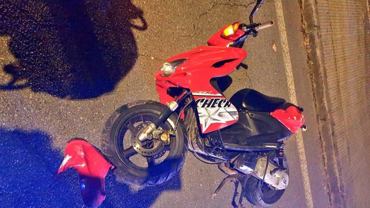 Imagen de la moto que conducía el menor fallecido en Cambados.