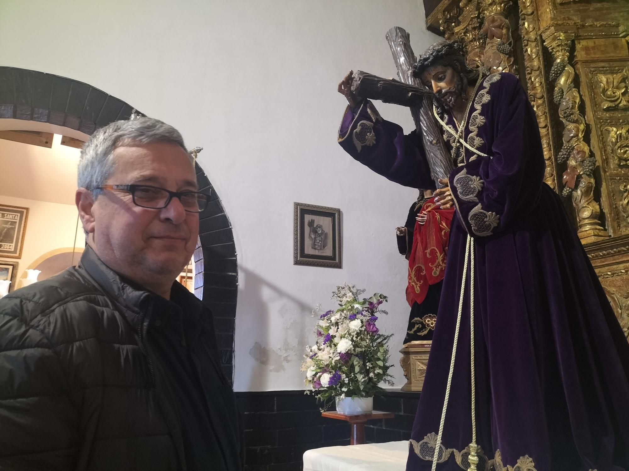 Estos son los preparativos de la Semana Santa de Luarca: limpieza de tronos, preparación de túnicas y cambios de atuendo para el Nazareno, San Juan y la Verónica