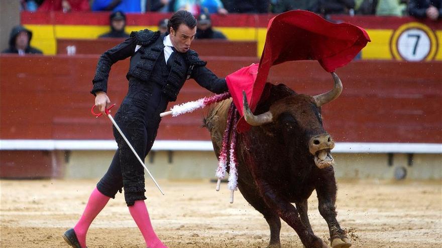 Finito deja detalles para el recuerdo en Castellón pero falla con la espada