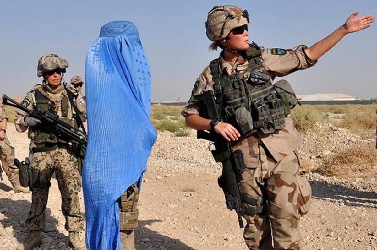 Dones soldat de la ISAF reben instrucció a Mazar-e Sharif. Està previst que després d’aquesta setmana de formació passin a patrullar amb els seus companys masculins i que facin escorcolls a dones afganeses i parlin amb elles sobre les seves necessitats i problemes.