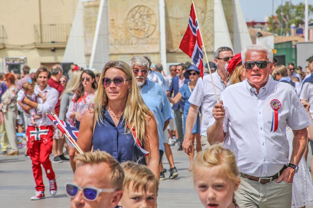 La comunidad Noruega de Torrevieja y Vega Baja celebra su Día Nacional. Unos 1.500 residentes nórdicos protagonizaron un pasacalles y una acto en el Paseo Vista Alegre