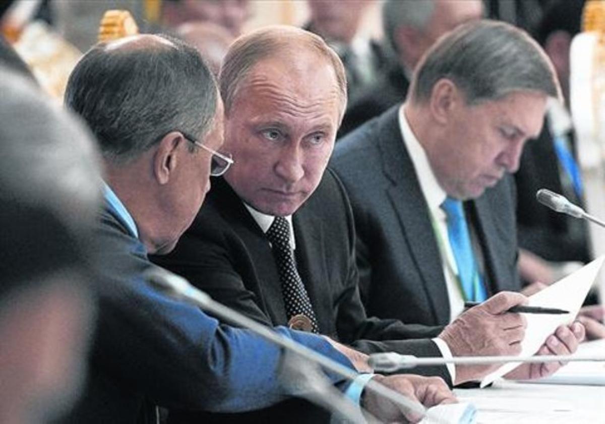 El president Putin consulta amb el seu ministre d’Afers Estrangers durant una cimera a Duixanbe, ahir.