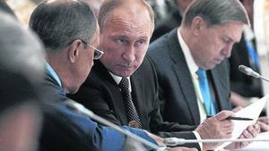 El president Putin consulta amb el seu ministre d’Afers Estrangers durant una cimera a Duixanbe, ahir.