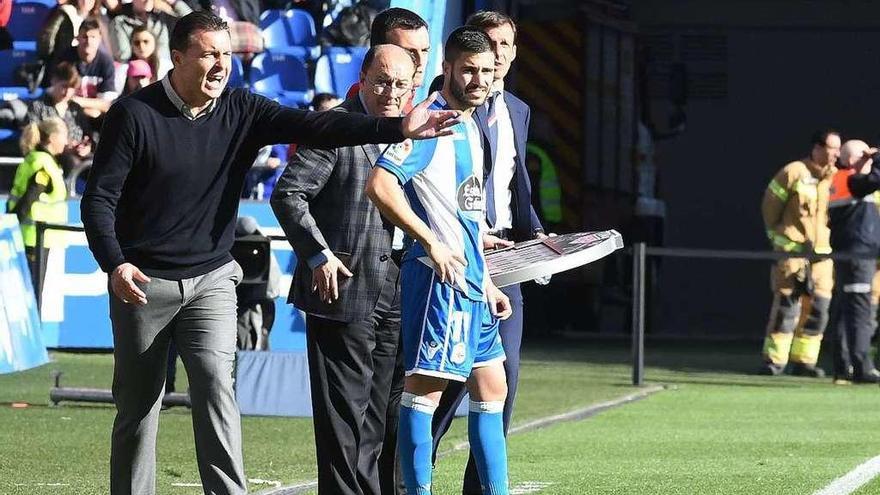 Carles Gil, en el centro, a punto de entrar en el terreno de juego.