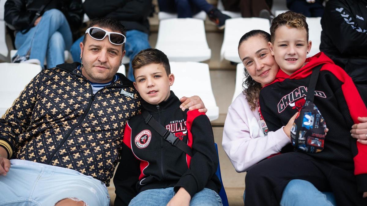 José Manuel y Azucena, con sus dos hijos, en la grada del campo 1 de la  Ciudad Deportiva Javier Pérez.