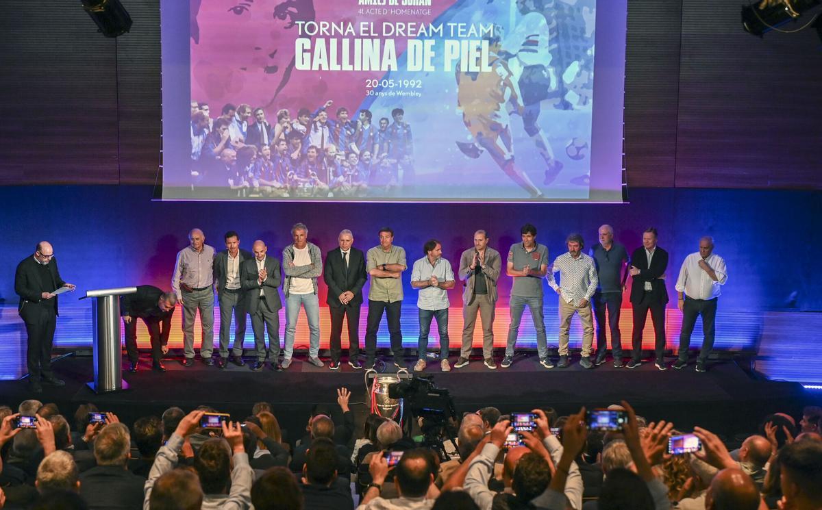 La plantilla del Barça que conquistó la Copa de Europa de 1992 en un homenaje del colectivo Amics de Johan al cumplirse los 30 años del éxito de Wembley.