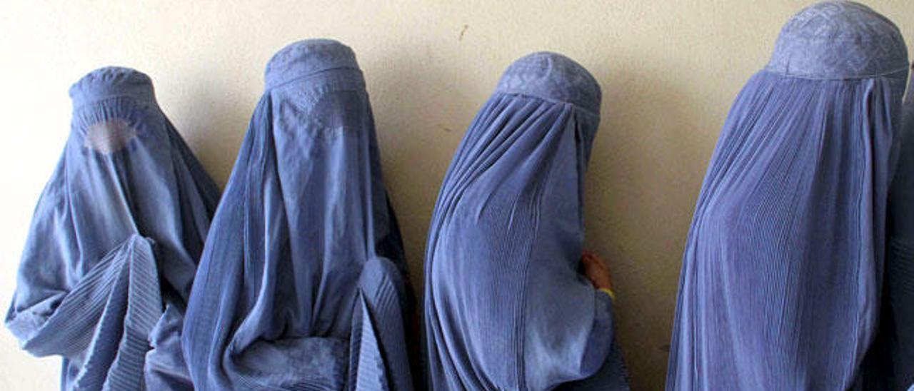 Varias mujeres con burka