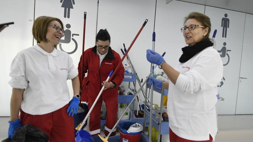 Isabel y Maribel, limpiadoras pachequeras, se dejaban la piel ayer en la terminal.