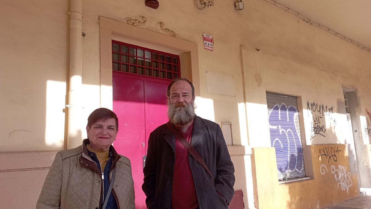 Rosa Valera y Juan Carlos Campoy, de Proyecto Carranque, delante del antiguo Teatro Cine Carranque.