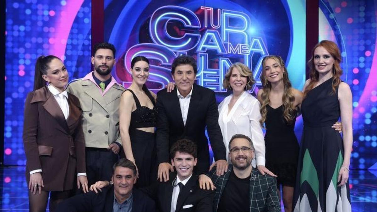 El presentador Manel Fuentes, arriba en el centro, con los famosos que participarán en la nueva edición de ‘Tu cara me suena’.