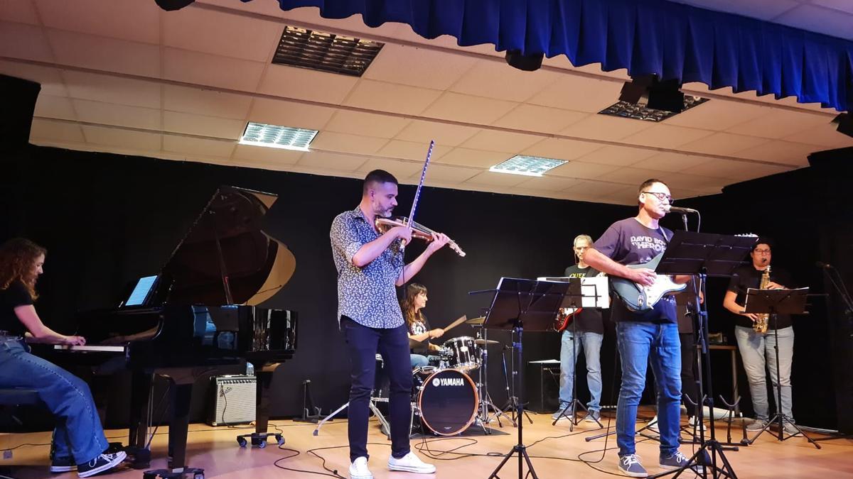 Actuación de profesores de la escuela de música en un concierto de inicio de curso.