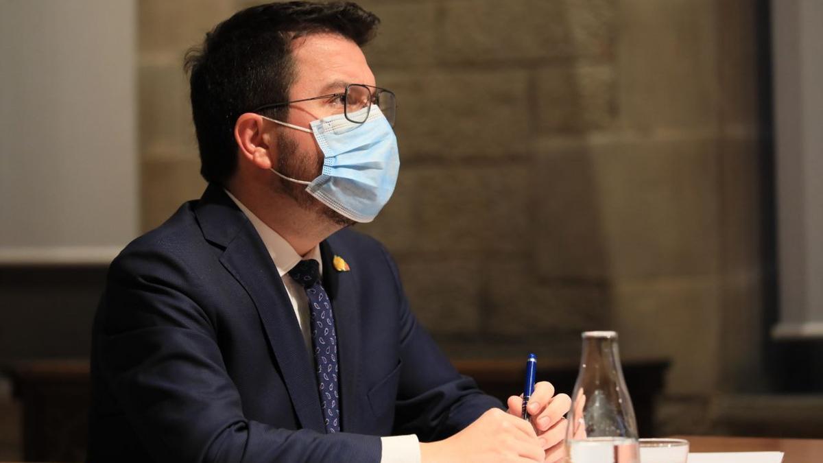 El president del Govern, Pere Aragonès, de perfil, participant en la Conferència de Presidents, per videoconferència, des del Palau de la Generalitat