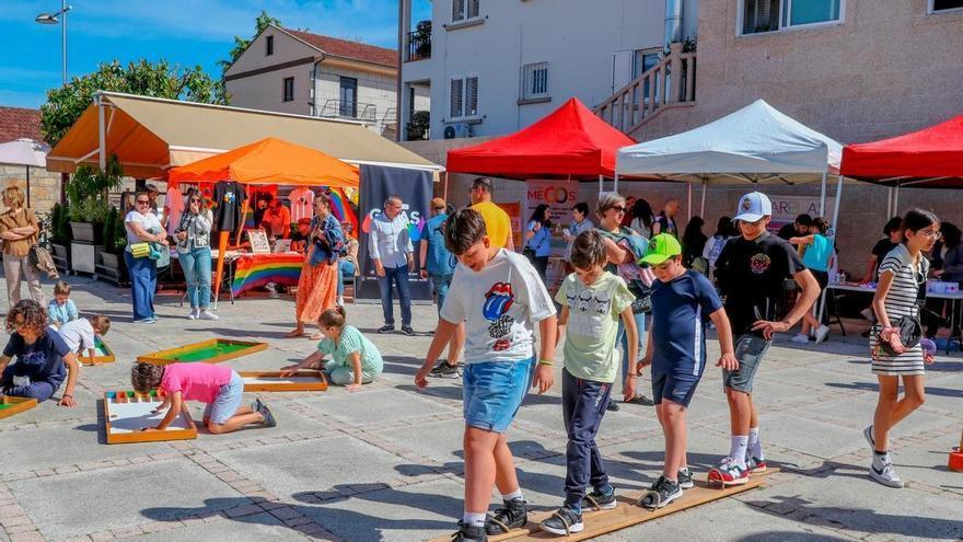 Juegos populares e implicación de colectivos en la Feira da Familia de Ribadumia