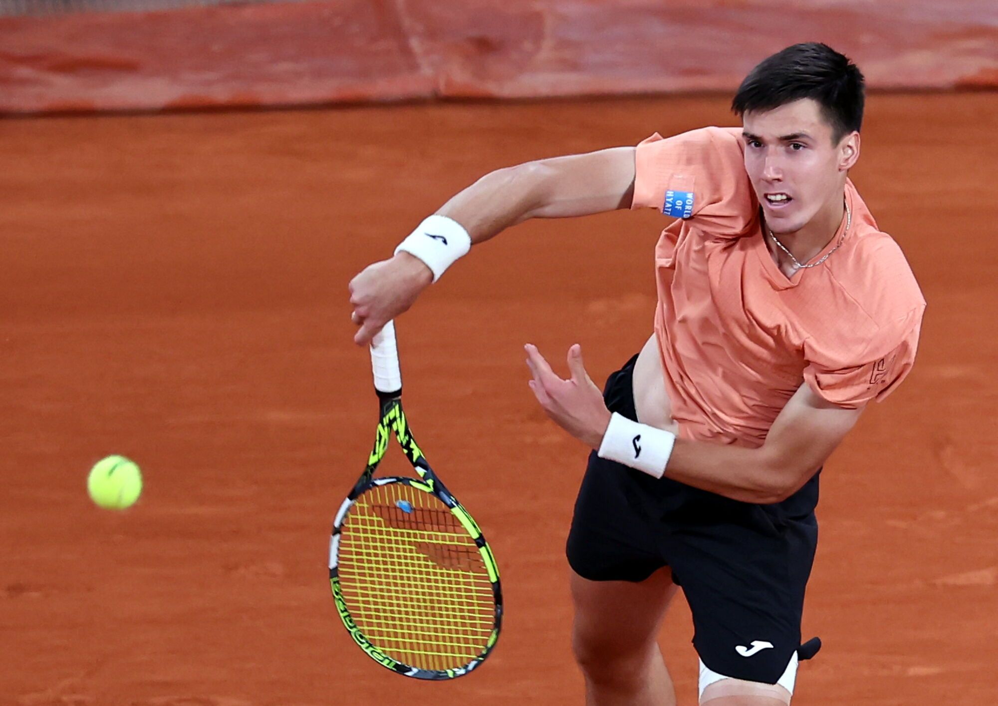 PARIS (France), 28/05/2025.- Fabian Marozsan of Hungary serves during his Men's 2nd round match against Carlos Alcaraz of Spain at the French Open Grand Slam tennis tournament at Roland Garros in Paris, France, 28 May 2025. (Tenis, Abierto, Francia, Hungría, España) EFE/EPA/CHRISTOPHE PETIT TESSON