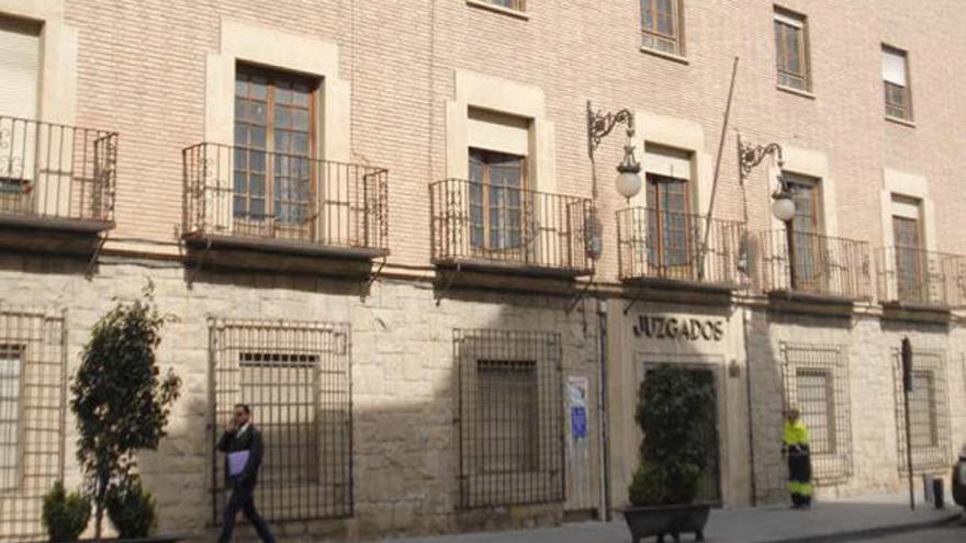 Fachadas de los juzgados antiguos de Orihuela (izquierda) y del Palacio de Justicia inaugurado en 2005.