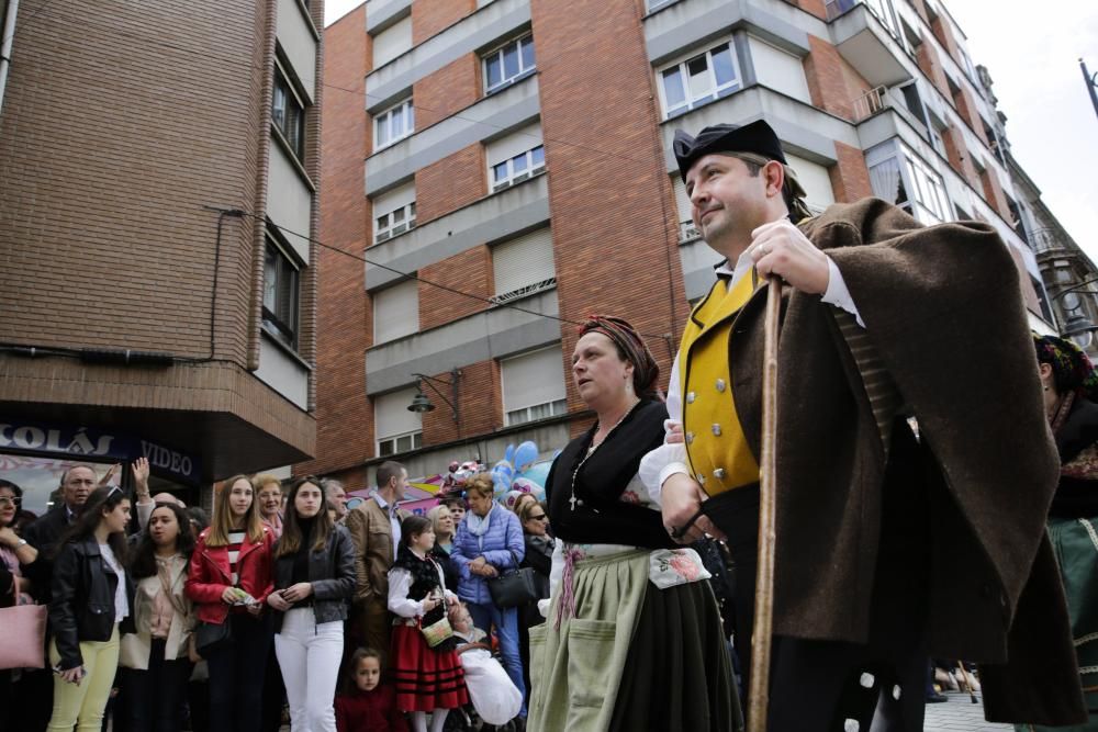 Desfile en Pola de Siero para celebrar los Güevos Pintos