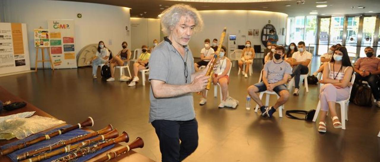 Lorenzo Coppola, ayer, durante la conferencia y exposición de clarinetes históricos.   | // BERNABÉ/JAVIER LALÍN