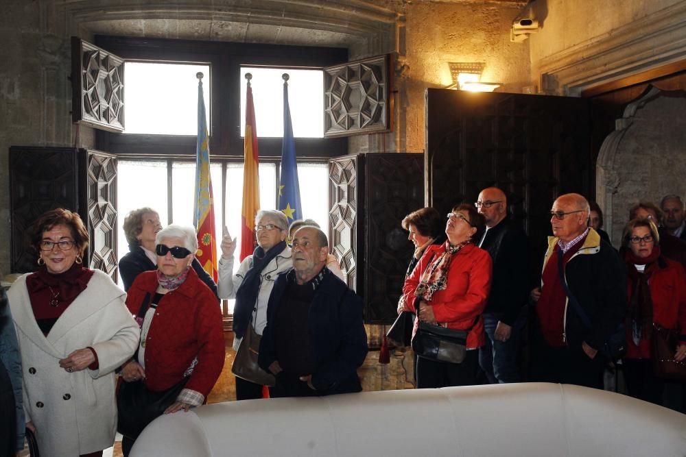 Vecinos de Morella, de visita en el Palau de la Generalitat