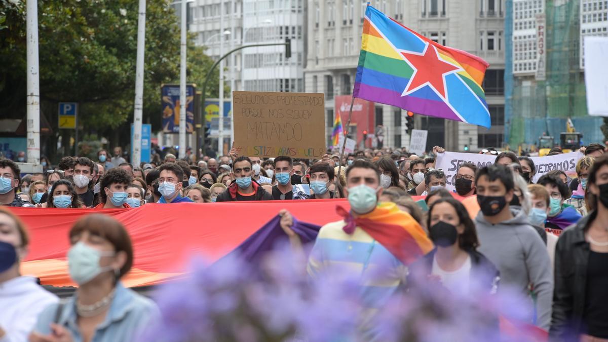 Más de mil personas marchan en A Coruña contra la LGTBIfobia.