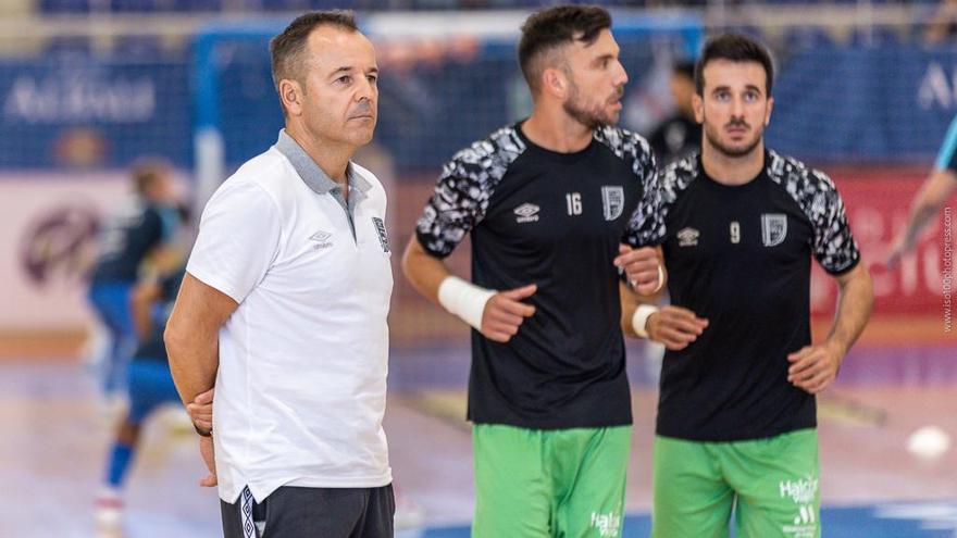 Tete Borrego junto a jugadores del Besoccer CD UMA Antequera.