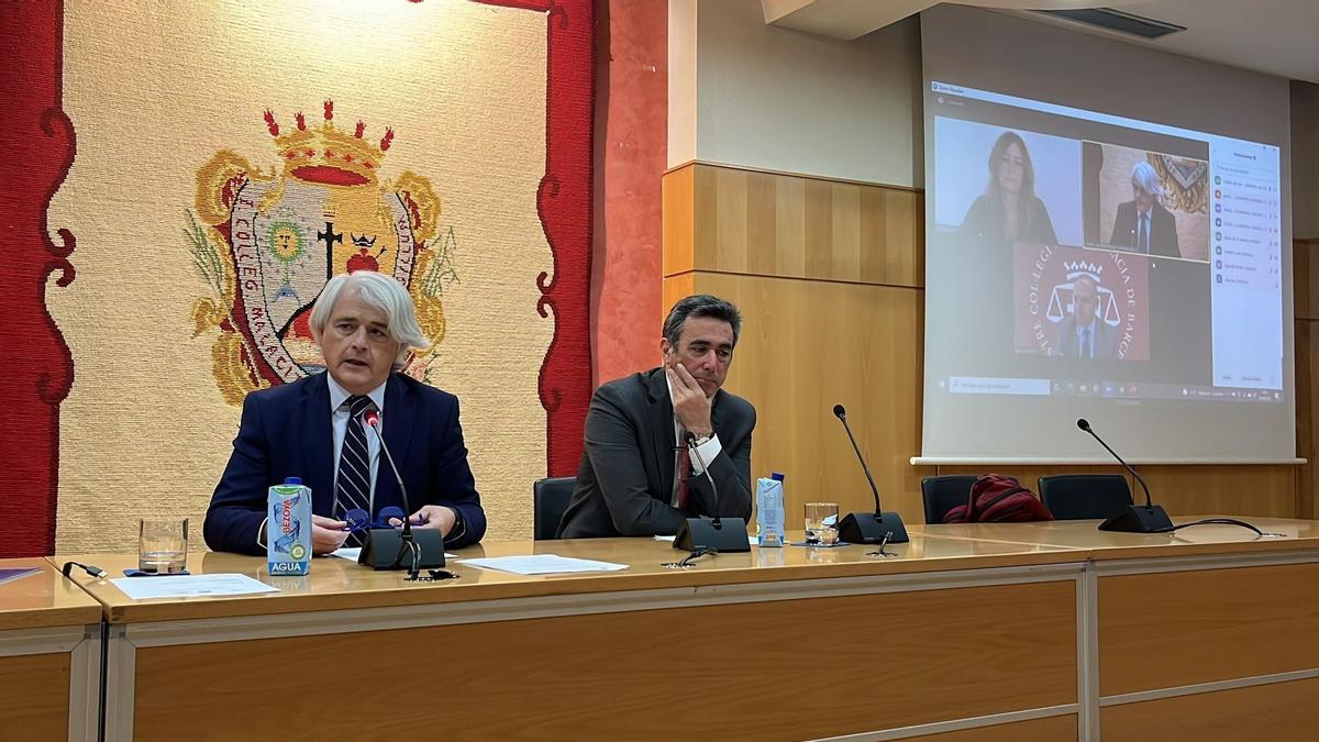 El decano del Colegio de Abogados de Málaga presenta el I Congreso Nacional de Ocupación Ilegal de Inmuebles junto a los decanos de Barcelona y Mataró.