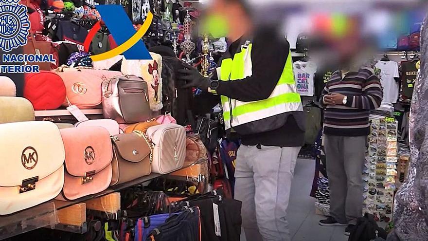 Agents durant la inspecció d’una de les botigues de Lloret, la setmana passada. | VÍDEO CNP/AGÈNCIA TRIBUTÀRIA
