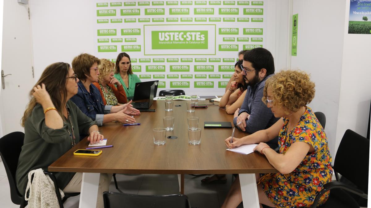 La consellera d'Educació, Anna Simó, representants de la conselleria i membres d'USTEC, reunits a la seu del sindicat.
