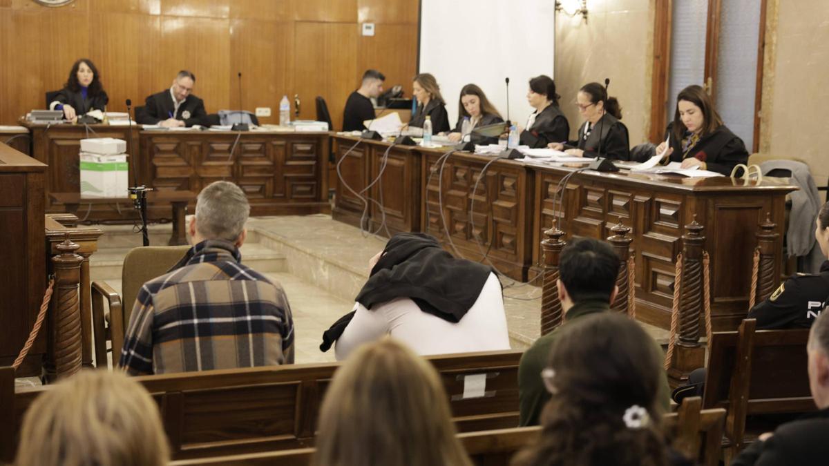 Los dos acusados en el juicio con jurado por el asesinato de un turista alemán.