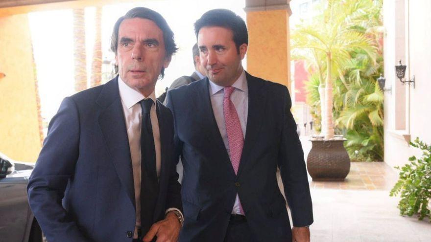 José María Aznar, expresidente del Gobierno de España, con Jorge Hodgson. | | E.D.