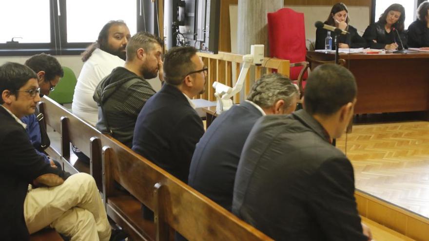 Marino Giménez y otros acusados, durante el juicio. // A. Villar