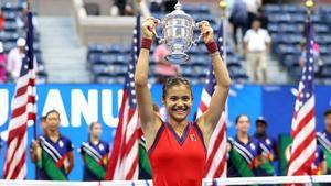 Raducanu posando con el trofeo de campeona del US Open