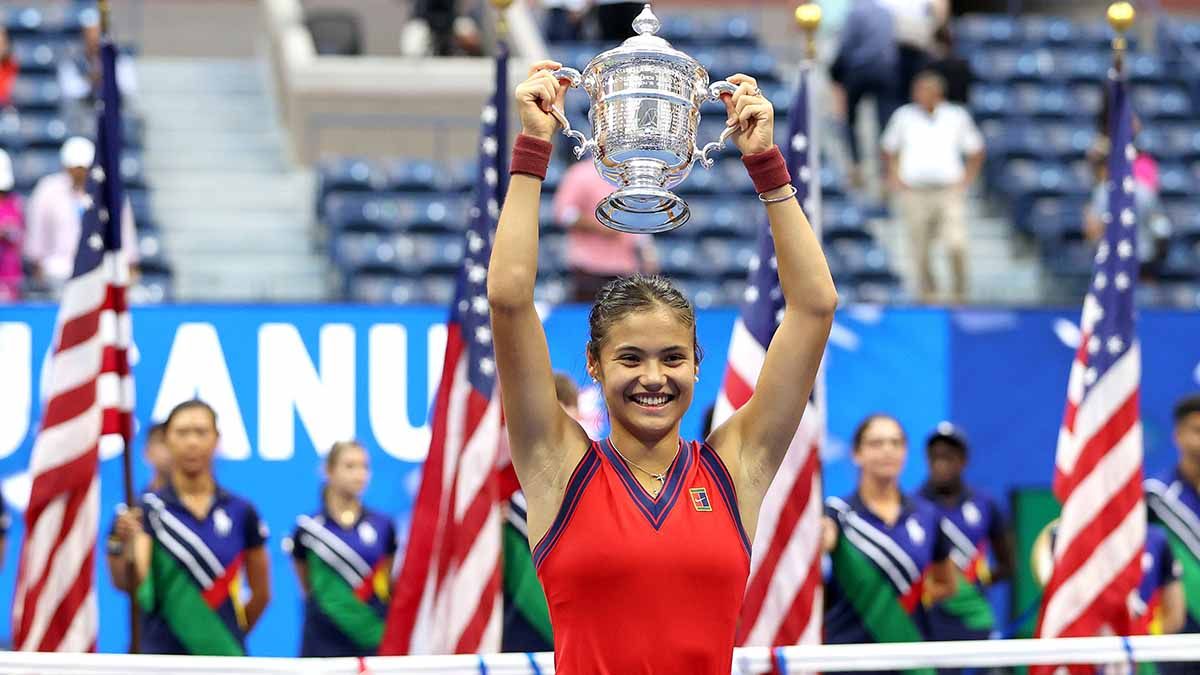 Raducanu posando con el trofeo de campeona del US Open