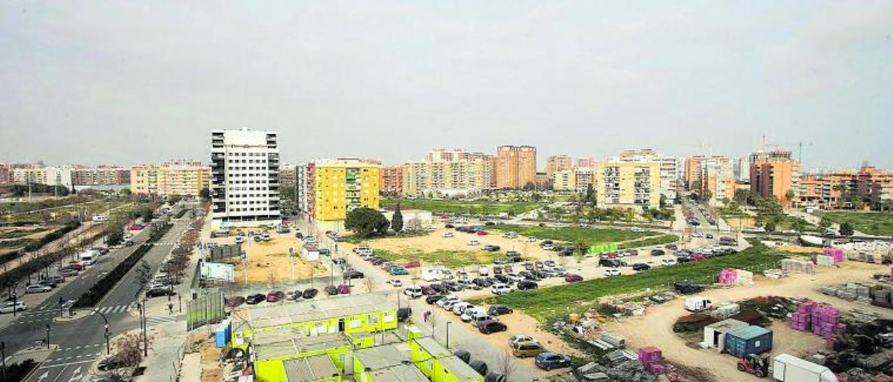 Solares en el PAI de Malilla, en una imagen captada desde una de las torres en construcción del proyecto Sky Homes. | GERMÁN CABALLERO