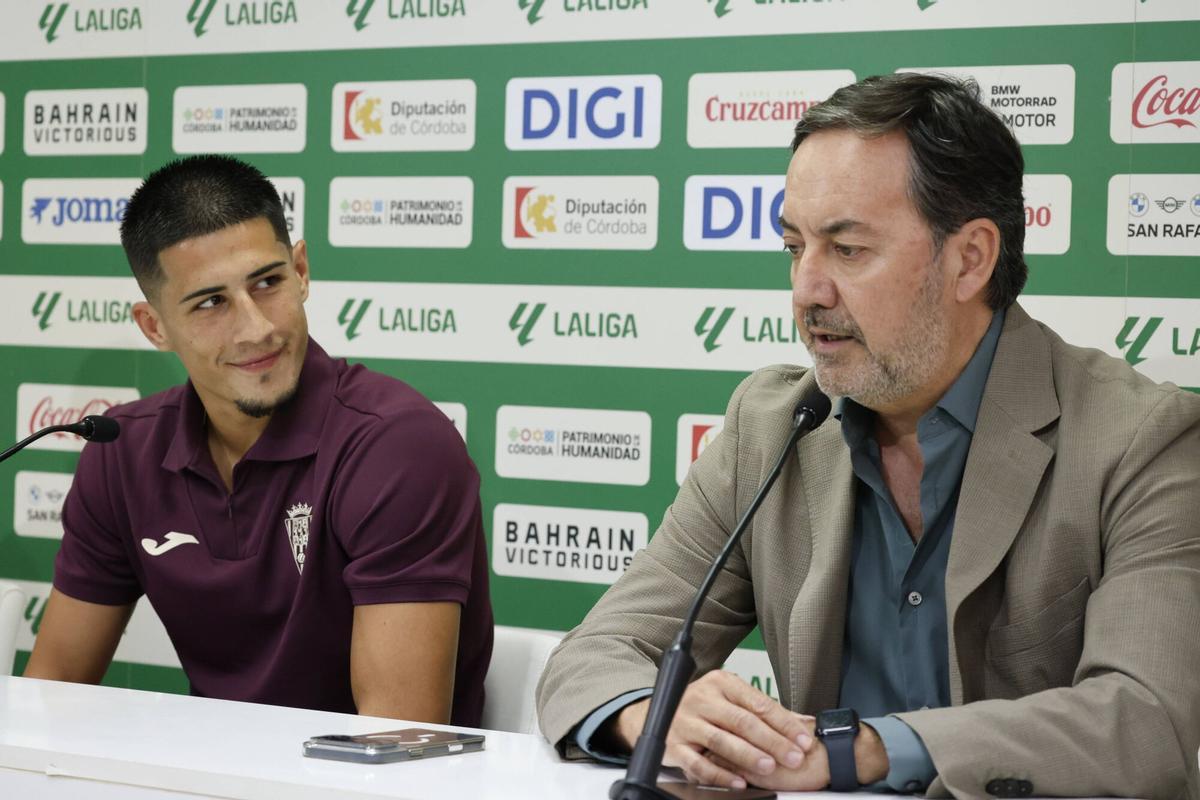 La presentación de Víctor Sánchez como jugador de la primera plantilla del Córdoba CF, en imágenes La presentación de Víctor Sánchez como jugador de la primera plantilla del Córdoba CF, en imágenes