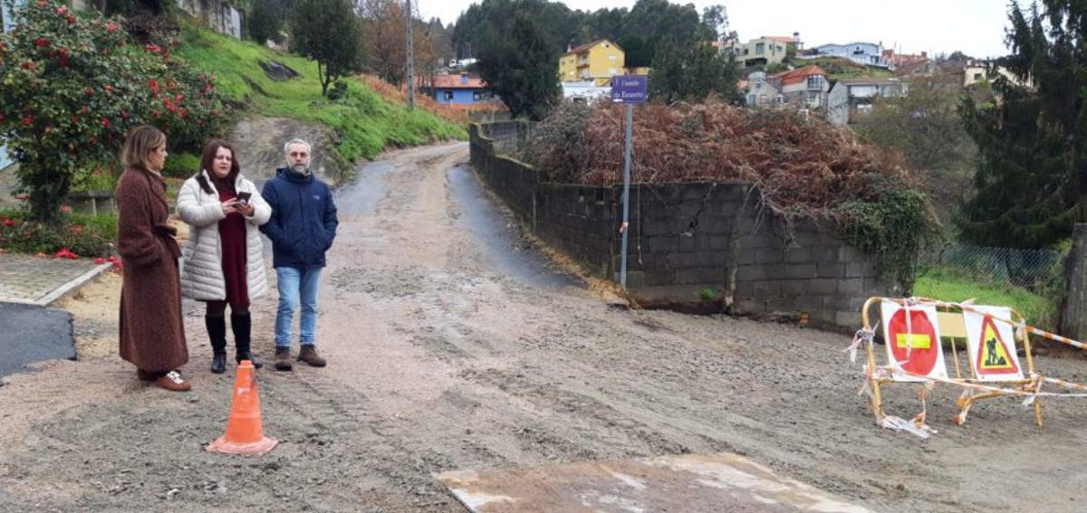 La alcaldesa y los ediles Sagrario Martínez e Iglesias en Enxerto.
