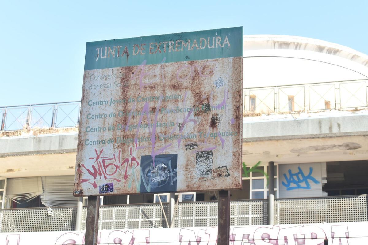 Galería | Así se encuentra el edificio abandonado de Antonio Reyes Huertas en Cáceres