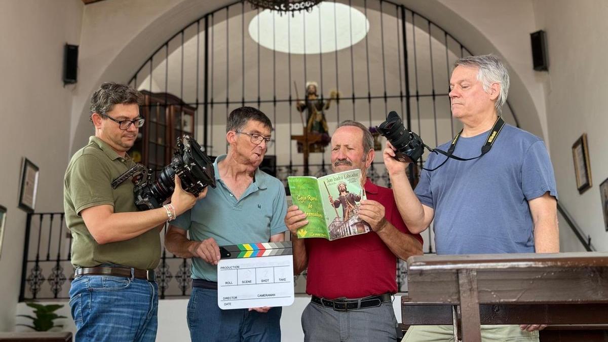 Alberto Calvo y su equipo en la filmación del cortometraje 'Donde nace la fe'