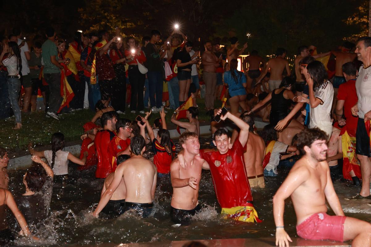 Aficionados de España celebran la victoria en el mundial de fútbol en la Praza de América.