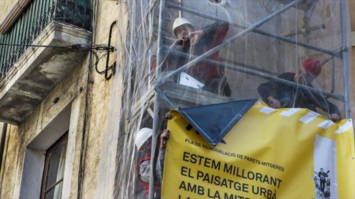 Obras de rehabilitación en un edificio del Raval de Barcelona.