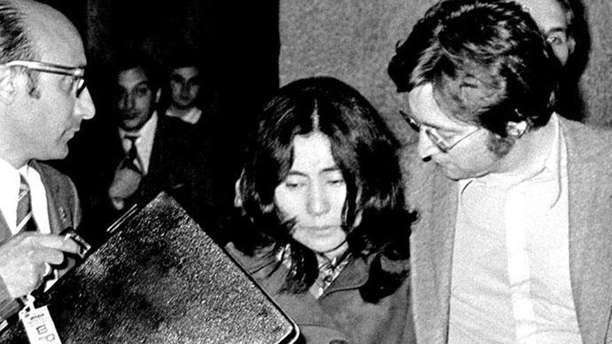 Sichtlich mitgenommen verlassen Yoko Ono und John Lennon das Gerichtsgebäude in Palma.