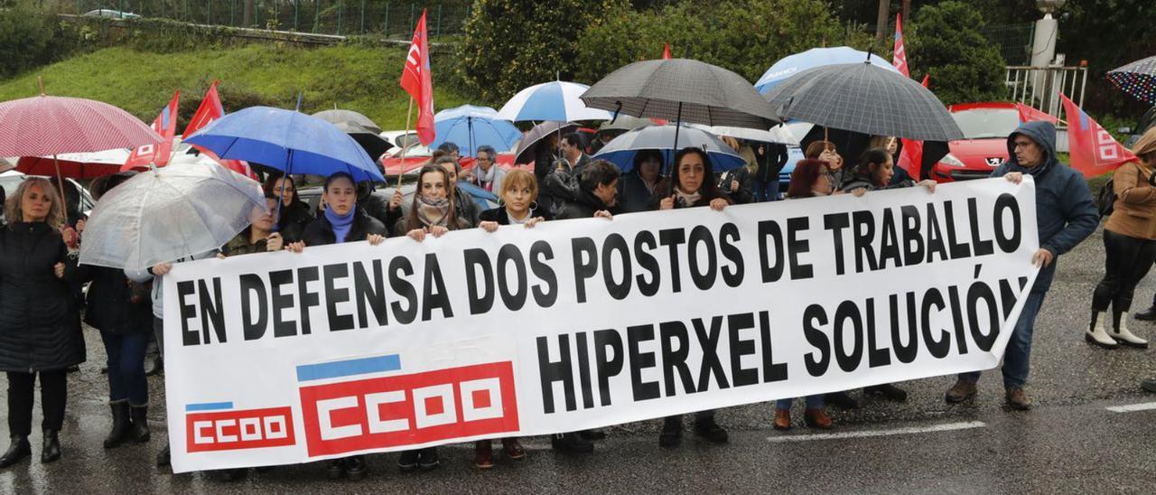 Trabajadores de Hiperxel en la provincia de A Coruña, ayer en huelga.   | // RICARDO GROBAS