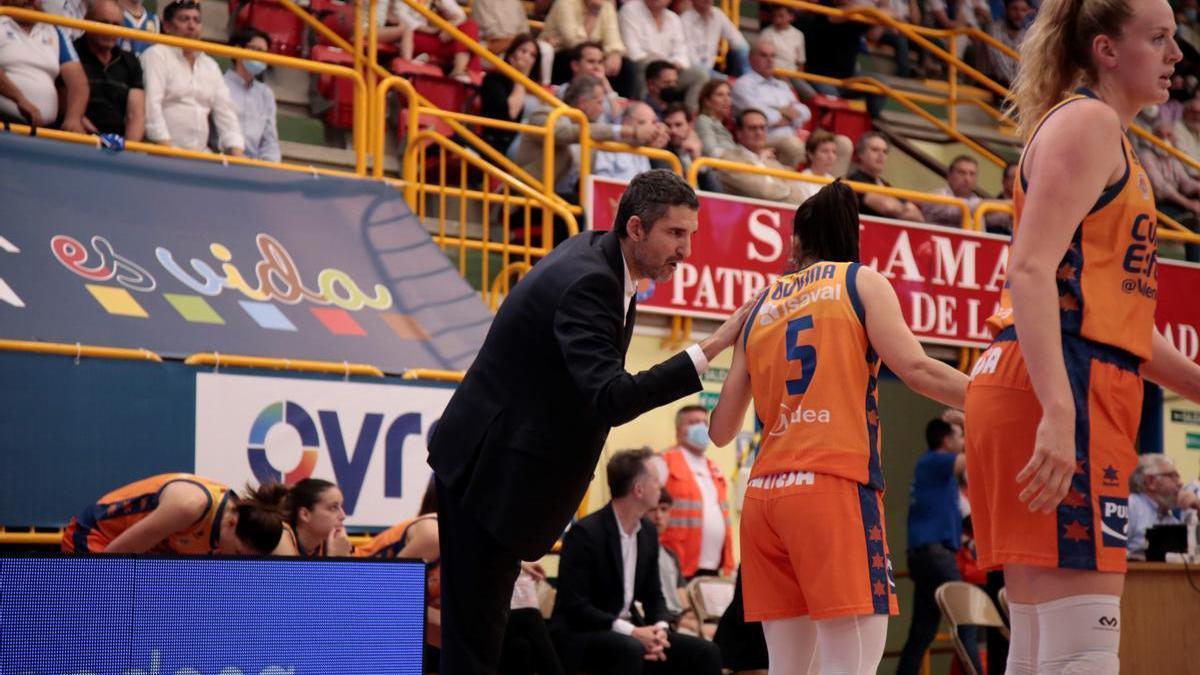 Rubén Burgos, dando indicaciones a Cristina Ouviña en el primer partido de la final